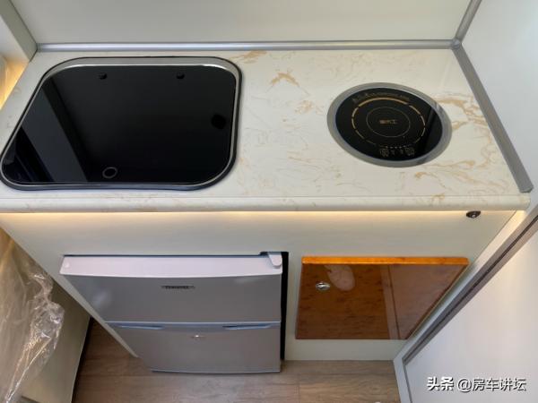 外觀沉穩低調,內飾出口工藝搭配航空座椅即豪華更舒適 外觀沉穩低調,內飾出口工藝搭配航空座椅即豪華更舒適