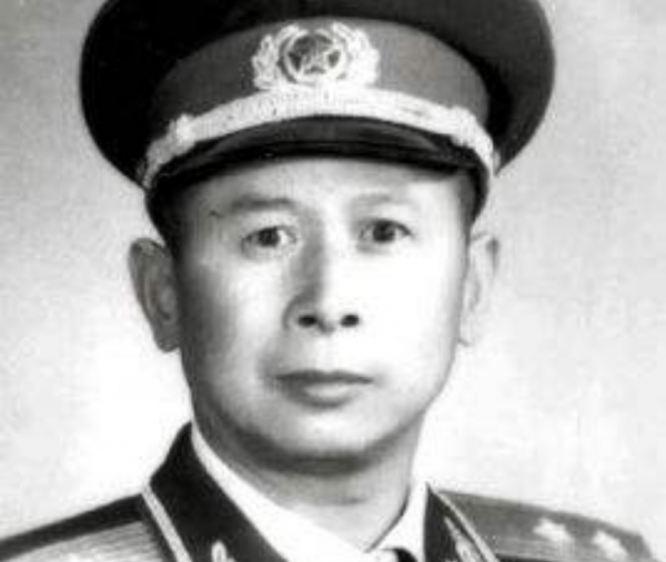 1955年授銜儀式，昆明軍區副司令員授中將，陳賡：我願送他一顆星