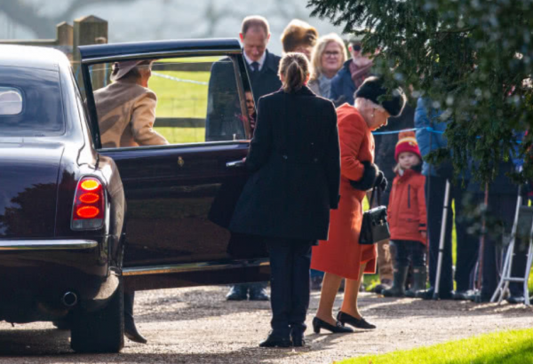 93歲女王冬天也光腿，比小21歲的卡米拉優雅，現今卻不得不用柺杖