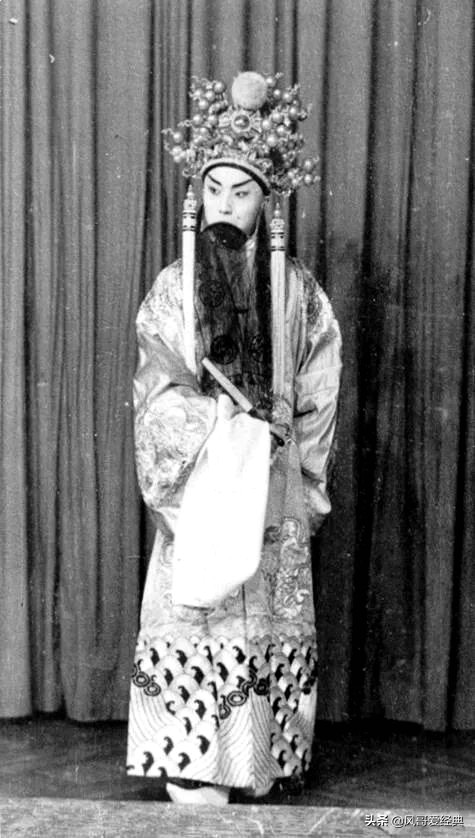 範石人《奉勸李少春規規矩矩唱武生》,備受爭議的“李神仙” 範石人《奉勸李少春規規矩矩唱武生》,備受爭議的“李神仙”