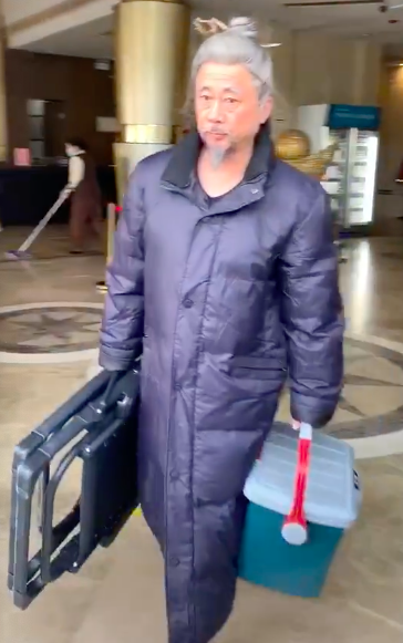 68歲戲骨獨自提行李拍戲，無助理被誤認為龍套，合作伙伴現身力挺