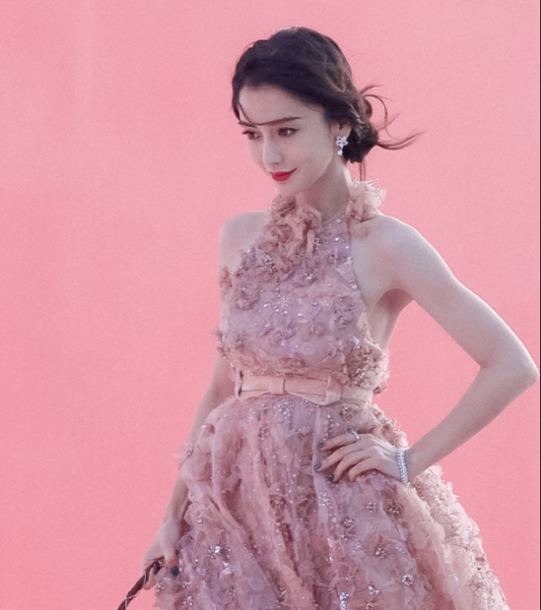 還在容貌焦慮？看看倪妮的小肚子、楊冪的雙下巴、熱巴的滿臉痘吧