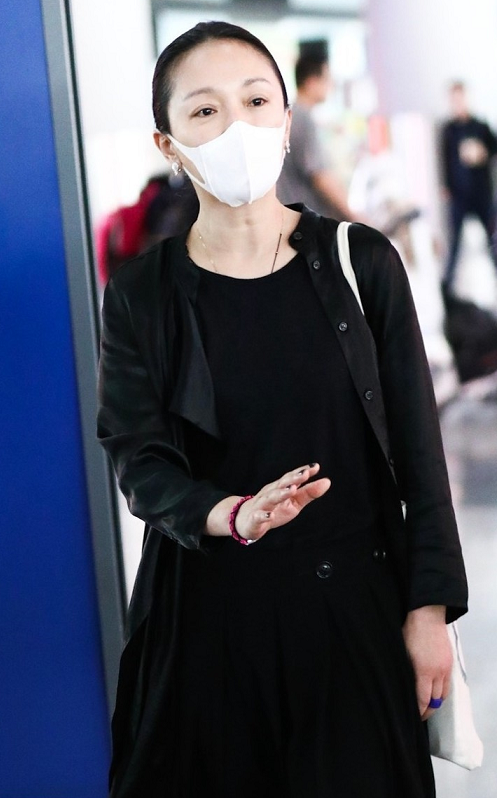 周迅隨便穿穿都有好氣質，一身黑色穿搭時髦高階，低調優雅