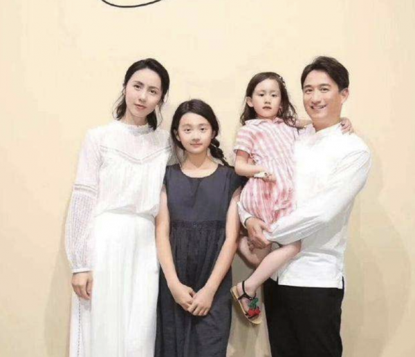 黃磊小女兒首次登臺演出大成功！穿藍色露臍裙美成孔雀，手臂好長