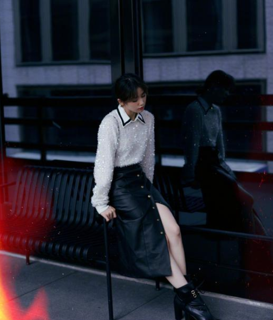 女生穿“半身皮裙”好看嗎？看範爺、劉詩詩的搭配，時髦感十足