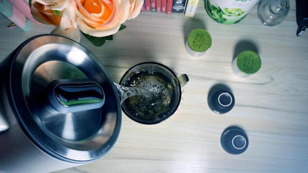 暖到心坎裡！摩飛燒水壺，控溫屏顯，盡享水自由