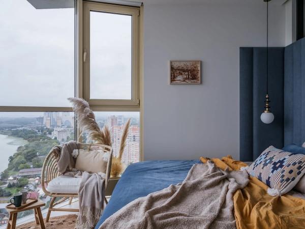 一個看著舒服的房子，靠得絕對不是豪裝，他家因藍色而在網上走紅