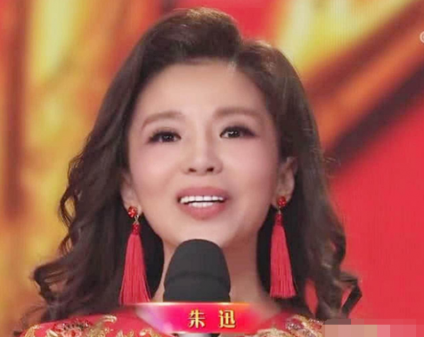 猛人朱迅：端盤洗廁所，簽約日本電臺，拍電影爆紅，入央視成花旦