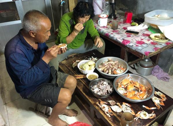 青島農村老兩口的晚餐，在朋友圈火了，網友：吃不起，家裡有礦