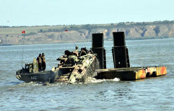 中國舟橋部隊有多強?26分鐘即可架設千米鐵橋,可供重灌部隊通行 中國舟橋部隊有多強?26分鐘即可架設千米鐵橋,可供重灌部隊通行