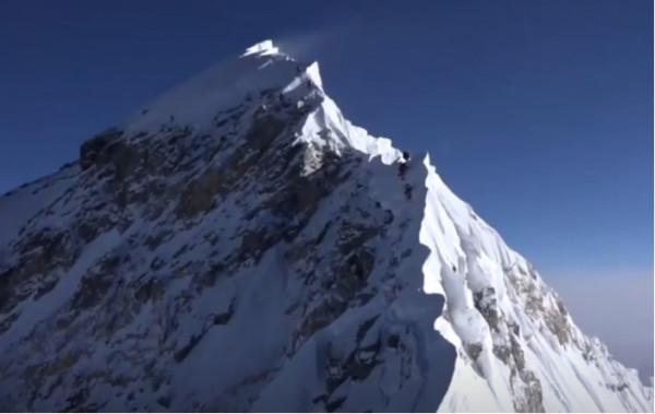 一對夫妻勇登珠穆拉瑪峰，妻子缺氧倒在歸程，她哀求道：別離開我