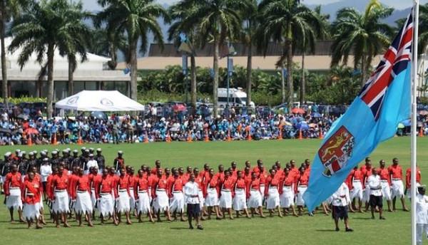 斐濟慶祝獨立50週年、穿拖鞋和裙子的儀仗隊士兵讓人眼前一亮