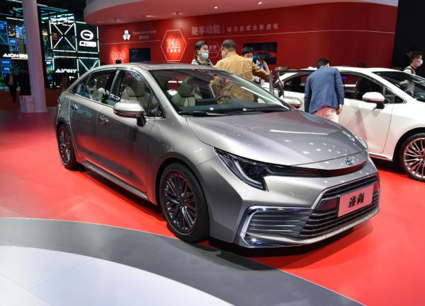 15萬級人氣新車推薦，全新一代名圖對比豐田凌尚，該怎麼選？