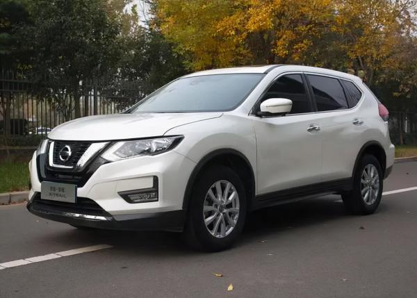 四缸奇駿上市；紅旗MPV最新諜照曝光；疑似魏牌首款MPV測試諜照