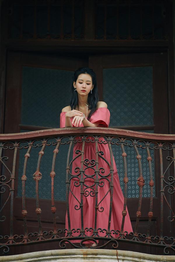 陳都靈最新大片曝光 粉色露肩長裙溫婉靈動