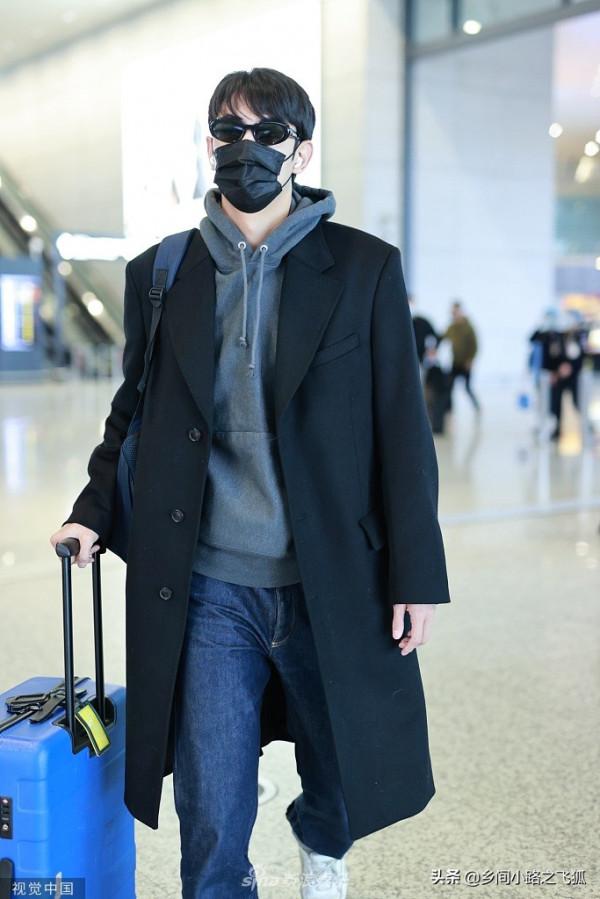 紀凌塵衛衣套黑色大衣簡約時尚 推行李箱大步走模特範足