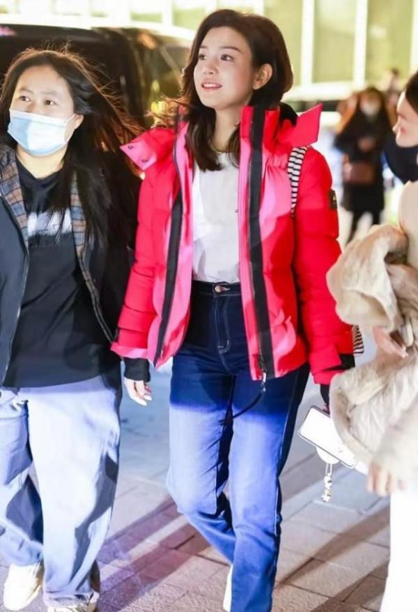 陳妍希新年開工首秀，紅色羽絨服保暖又吸睛，中長卷發洋氣又減齡