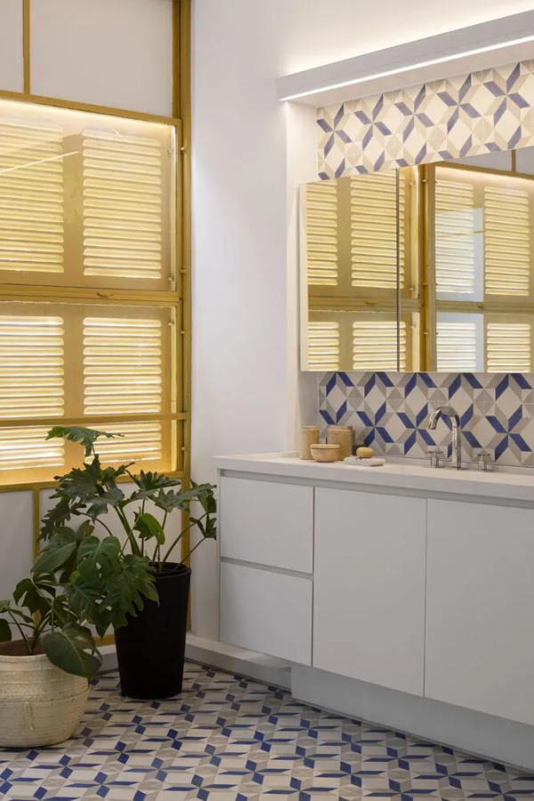 將隔牆盡情拆除後，這個家通透明亮並且可以欣賞到不遠處的山景