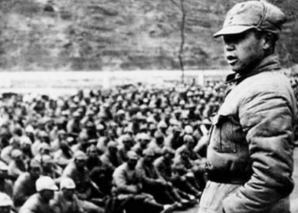 闊別18年，曾經的少年變成副司令，回家探親被母親詢問：你找誰？