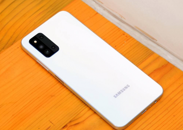 6400萬四攝&plus;1TB拓展，高水平手機價格滑落，跌至1319元