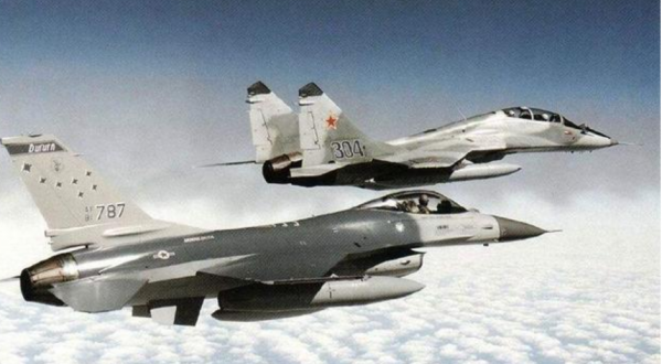 中國已裝備500架殲10，輕型機沒落的當下，是否停產為殲35讓路？