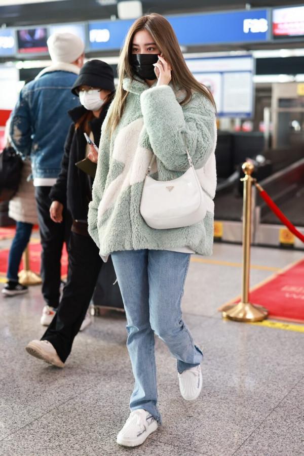 徐藝洋穿薄荷綠色羊羔絨外套搭配牛仔褲，背腋下包清純可愛