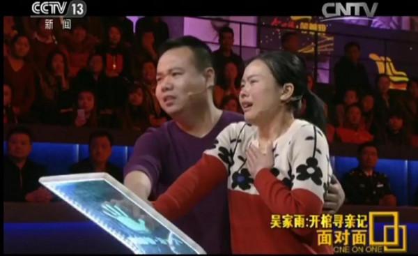 為尋找被拐賣27年的弟弟，她挖開了父母的墳墓，結局感人至深