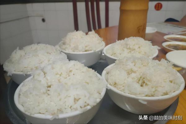 海南上過《舌尖》的一碗飯，店裡全是外地遊客，都是被忽悠而來