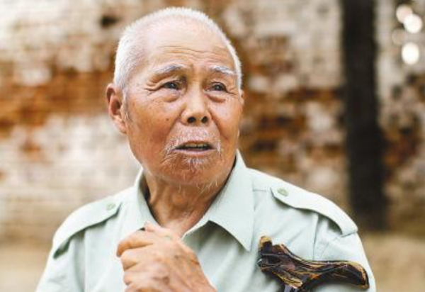 2011年一河南農民稱：要知道來的是省委書記，俺不會把布包拿出來