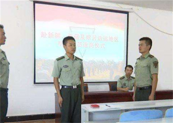 5年過去了,當年在工地上收到大學通知書的搬磚男孩,當上了軍官 5年過去了,當年在工地上收到大學通知書的搬磚男孩,當上了軍官