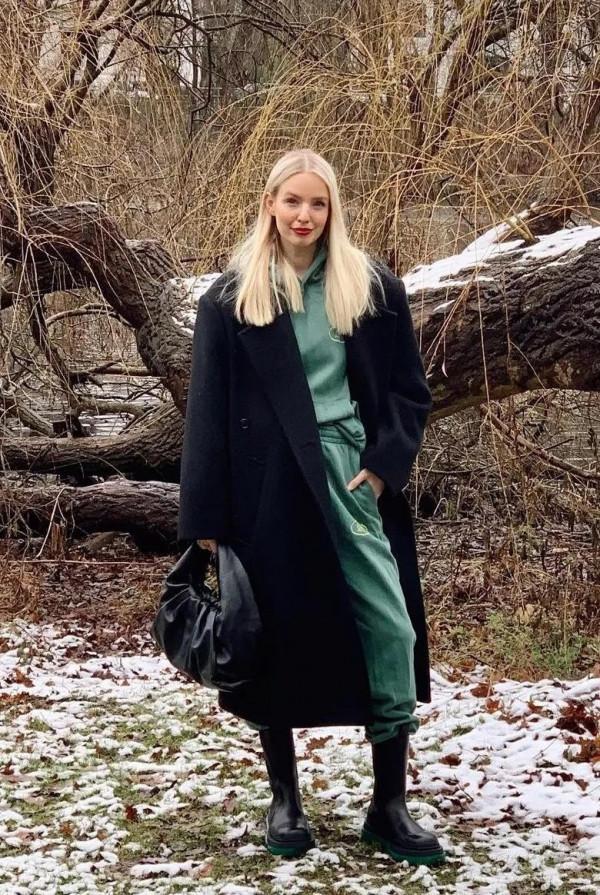 拜託，運動褲別再搭運動鞋，今年流行“運動褲+靴子”，顯高顯瘦