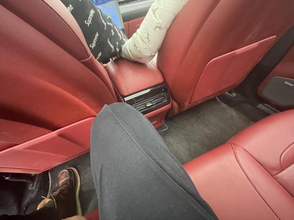 20多萬華為賽力斯SF5汽車實體店初體驗，能超越特斯拉？