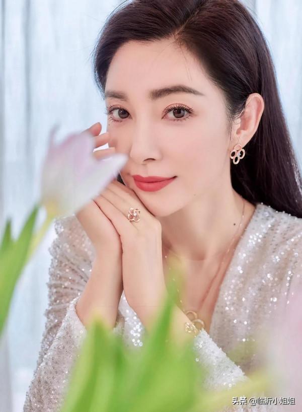 李冰冰，個性直爽的獨立女性，青春不再但依舊風采，很迷人