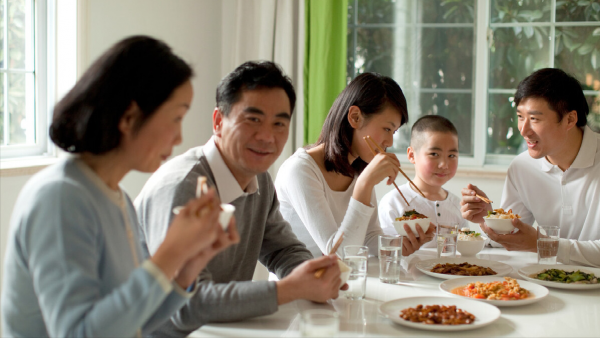 12口人聚餐，偏心母親端走孫女面前的紅燒肉，兒子：老婆，咱們走