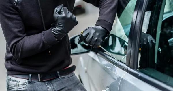 猖狂！列治文偷車賊被抓包，竟反手拔刀威脅車主，有華人被槍指著下跪