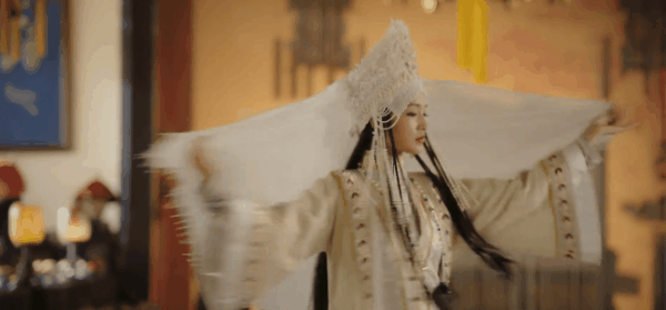 別硬演“異域美人”,有人翩翩起舞一眼萬年,有的還是把臉遮上吧 別硬演“異域美人”,有人翩翩起舞一眼萬年,有的還是把臉遮上吧