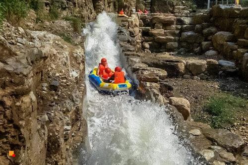 十渡最有名的必去景區，可以漂流、竹筏、爬山、玩水