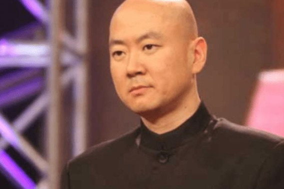 登20次春晚，因8個字被索賠1億，55歲未婚無子，郭冬臨如今怎樣了