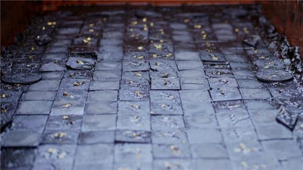 山東挖掘千年古墓，棺中積水清澈見底，墓主人全身漆黑，他是誰？