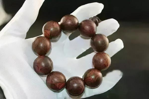 頂級海黃手串，竟然被你盤成了黑煤球？