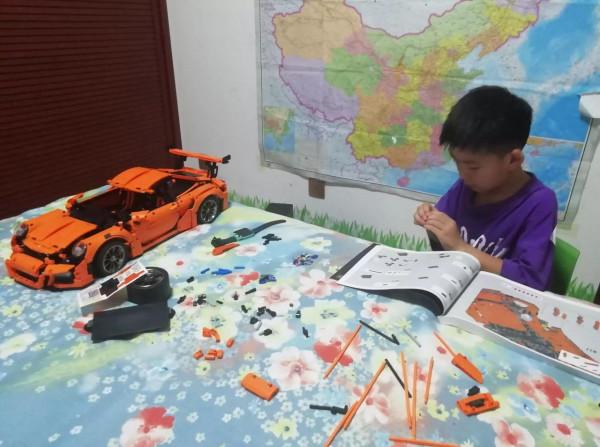 親子教育是多用孩子的視角看世界，給孩子安全的胸懷和托起的肩膀