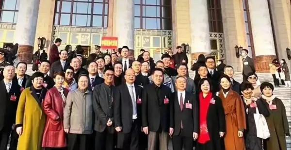 央視女人周濤，連換三套衣服，把一起參會的娛樂圈女人給秒啦