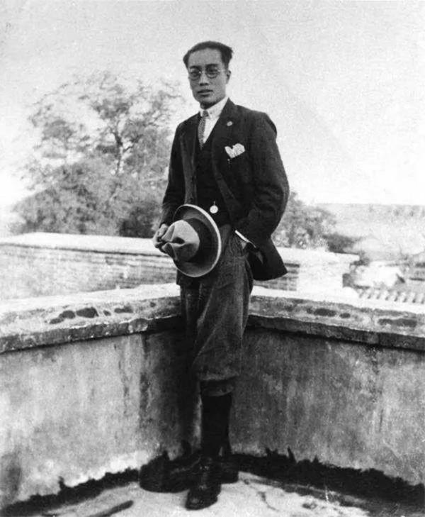 民國女星黎莉莉：成名後不開豪車住洋房，因“大粗腿”成全民偶像