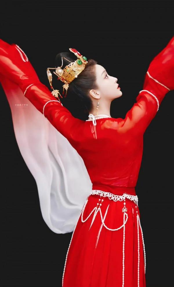 姜貞羽粉紅色長裙明豔動人，長髮披肩，舉手投足盡顯甜美氣息