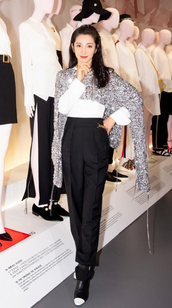 李冰冰挑戰女愛豆的唱跳穿搭，從正面看，上衣只有一個巴掌寬