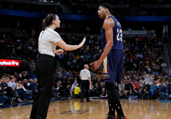 NBA裁判收入有多高？每年最高可賺55萬美元，季後賽期間甚至更多