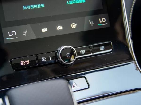 天幕+大空間+14.3英寸屏，榮威i6MAX稱得上A+級轎車槓把子