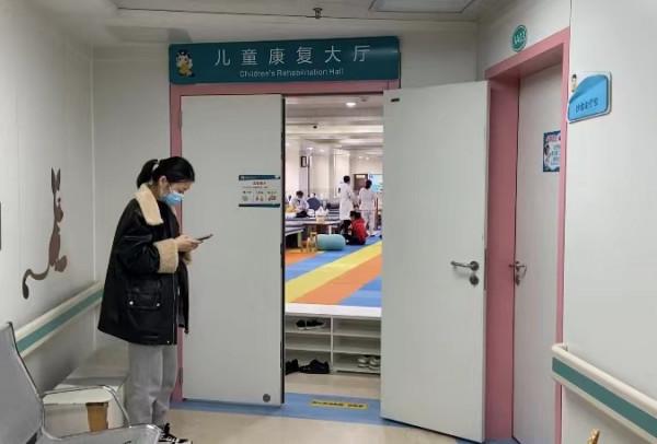 “天價藥”納入醫保，河南SMA患兒父親喜極而泣：向死而生，奔赴光明