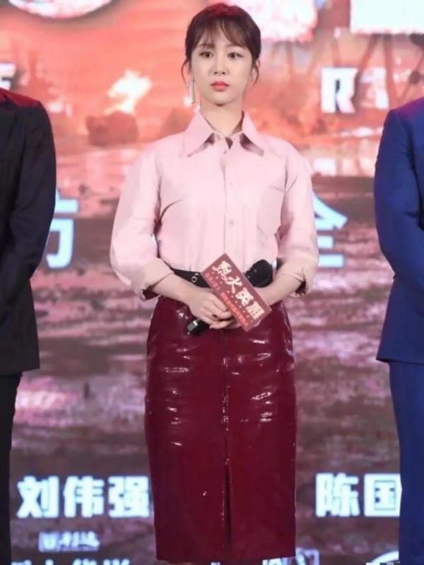 江疏影真厲害,穿“例假衫”還不夠還要挑戰“例假裙”,時髦炸了 江疏影真厲害,穿“例假衫”還不夠還要挑戰“例假裙”,時髦炸了