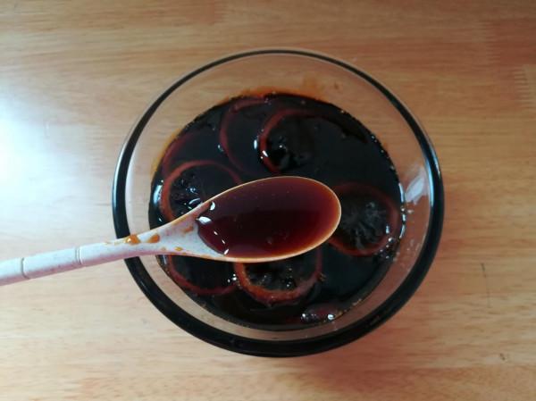 檸檬和冰糖是絕配，切片放鍋裡煮熟沖水喝，很多人不知道有啥用